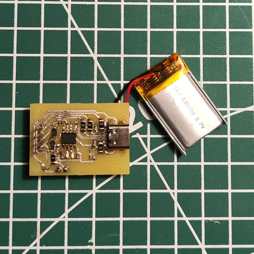 На обратной стороне модуля заряда находится USB разъем